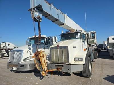 Kenworth T800 Day Cab Truck - Cummins 450HP, 13 Speed Manual