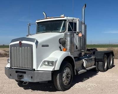 Kenworth T800 Day Cab Truck - Cummins 525HP, 18 Speed Manual