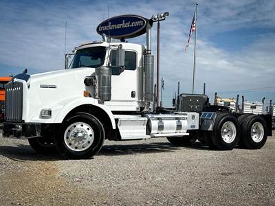 Kenworth T800 Day Cab Truck - Cummins 525HP, 18 Speed Manual