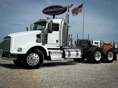 Kenworth T800 Day Cab Truck - Caterpillar 550HP, 10 Speed Manual