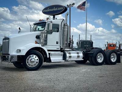 Kenworth T800 Day Cab Truck - Caterpillar 550HP, 10 Speed Manual