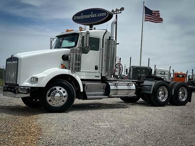 Kenworth T800 Day Cab Truck - Caterpillar 550HP, 10 Speed Manual