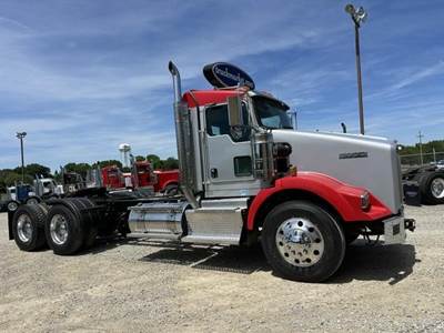 Kenworth T800 Day Cab Truck - Cummins 550HP, 13 Speed Manual