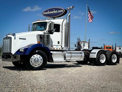 Kenworth T800 Day Cab Truck - Caterpillar 475HP, 18 Speed Manual