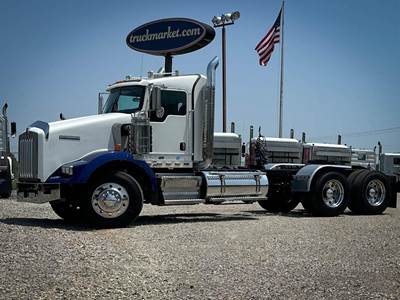 Kenworth T800 Day Cab Truck - Caterpillar 475HP, 18 Speed Manual