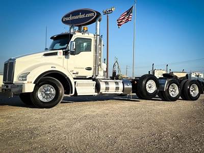Kenworth T880 Tri Axle Day Cab Truck - Cummins 565HP, 18 Speed Manual