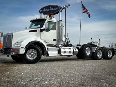 Kenworth T880 Tri Axle Day Cab Truck - Cummins 565HP, 18 Speed Manual
