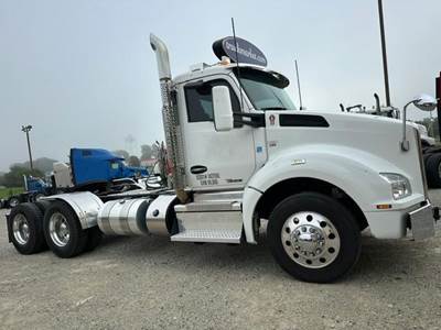 Kenworth T880 Day Cab Truck - Cummins 525HP, 18 Speed Automatic