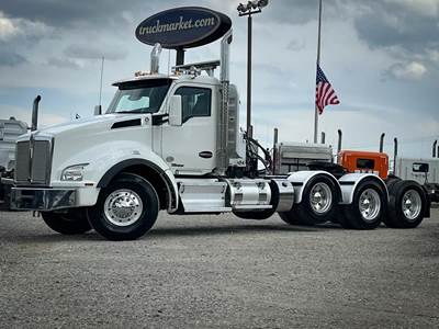 Kenworth T880 Tri Axle Day Cab Truck - Cummins 565HP, 18 Speed Manual