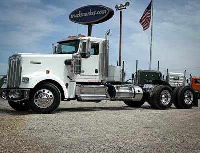 Kenworth W900 Day Cab Truck - Cummins 500HP, 18 Speed Manual