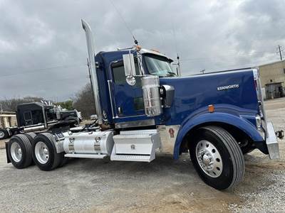 Kenworth W900L Day Cab Truck - Caterpillar 550HP, 13 Speed Manual