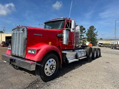 Kenworth W900L Tri Axle Day Cab Truck - Cummins 525HP, 18 Speed Manual