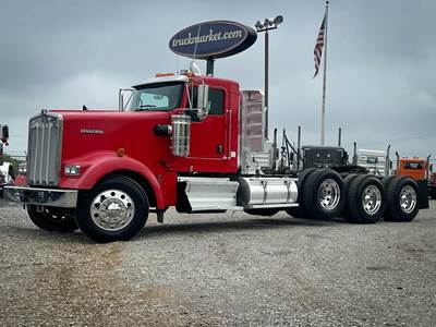 Kenworth W900L Tri Axle Day Cab Truck - Cummins 525HP, 18 Speed Manual