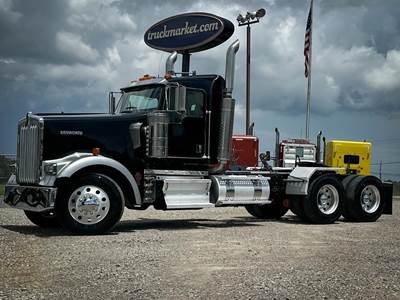 Kenworth W900L Day Cab Truck - Caterpillar 550HP, 13 Speed Manual