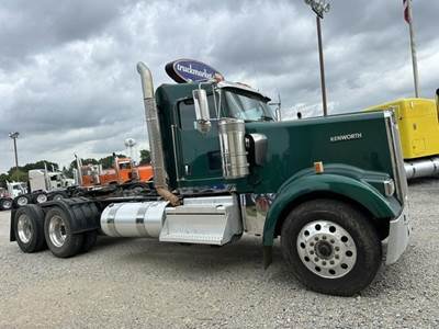 Kenworth W900L Day Cab Truck - Cummins 565HP, 18 Speed Manual