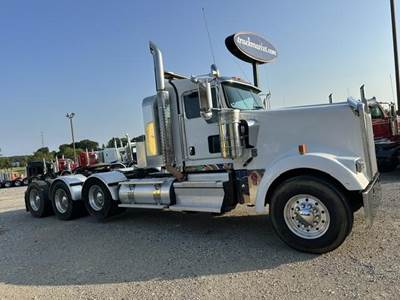 Kenworth W900L Tri Axle Day Cab Truck - Cummins 565HP, 18 Speed Manual