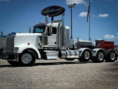 Kenworth W900L Tri Axle Day Cab Truck - Cummins 565HP, 18 Speed Manual