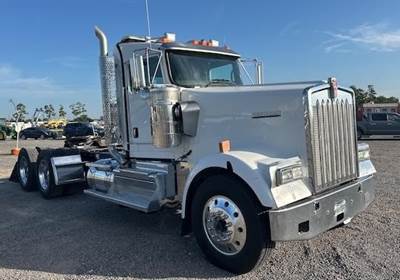 Kenworth W900L Day Cab Truck - Cummins 525HP, 18 Speed Manual