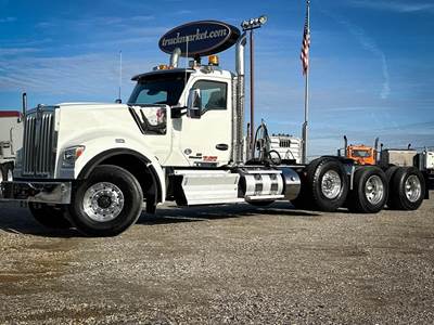 Kenworth W990 Tri Axle Day Cab Truck - Cummins 565HP, 18 Speed Manual