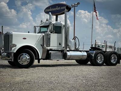 Peterbilt 389 Day Cab Truck - Detroit 500HP, 13 Speed Manual