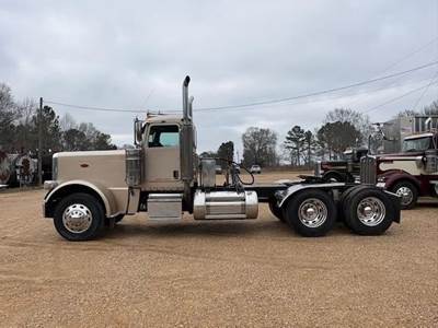 Peterbilt 389 Day Cab Truck - Caterpillar 550HP, 18 Speed Manual