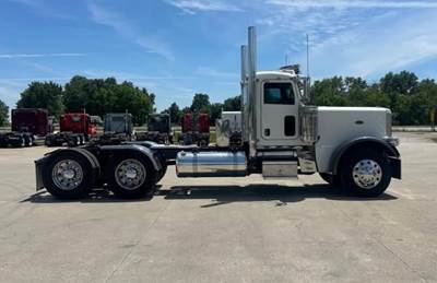 Peterbilt 389 Day Cab Truck - Detroit 500HP, 10 Speed Manual