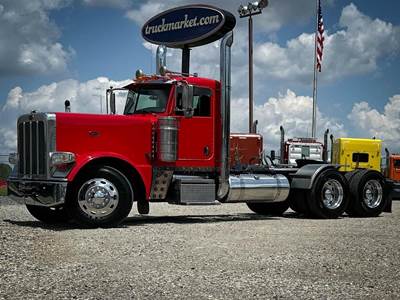 Peterbilt 389 Day Cab Truck - Caterpillar 550HP, 13 Speed Manual