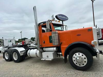 Peterbilt 389 Day Cab Truck - Detroit 500HP, 13 Speed Manual