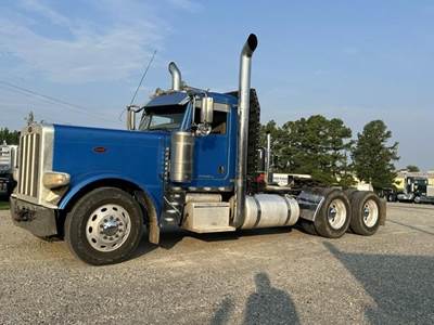 Peterbilt 389 Day Cab Truck - Detroit 500HP, 13 Speed Manual
