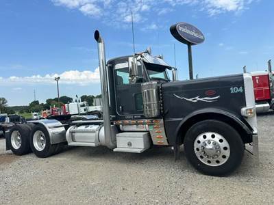 Peterbilt 389 Day Cab Truck - Caterpillar 525HP, 13 Speed Manual