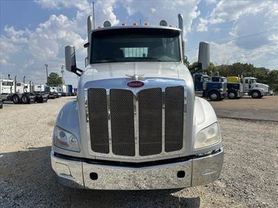 Peterbilt 579 Day Cab Truck - Cummins 450HP, 10 Speed Manual
