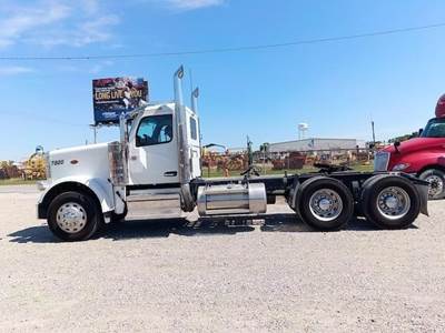 Peterbilt 589 Day Cab Truck - Cummins 565HP, 18 Speed Manual