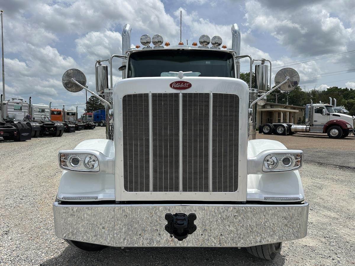 2025 Peterbilt 589 Day Cab Truck - Cummins 565HP, 18 Speed Manual