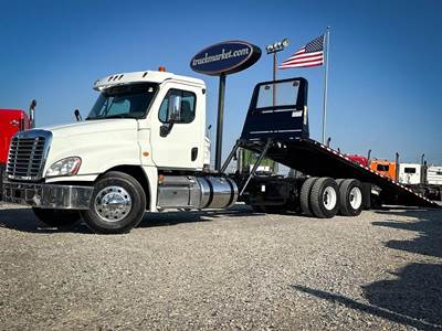Freightliner Cascadia 125 Tandem Axle Rollback Tow Truck - Detroit, 455HP, 13 Speed Manual