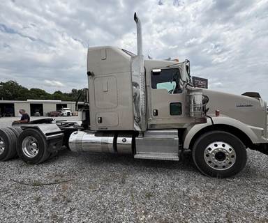 Kenworth T800 Sleeper Semi Truck - Cummins 605HP, 18 Speed Manual