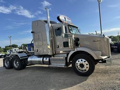 Kenworth T800 Sleeper Semi Truck - Cummins 605HP, 18 Speed Manual