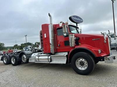 Kenworth T800 Tri Axle Sleeper Semi Truck - Cummins 565HP, 18 Speed Manual
