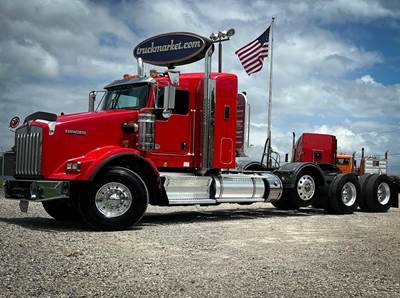 Kenworth T800 Tri Axle Sleeper Semi Truck - Cummins 565HP, 18 Speed Manual