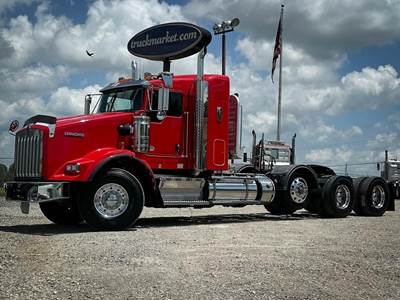 Kenworth T800 Tri Axle Sleeper Semi Truck - Cummins 565HP, 18 Speed Manual