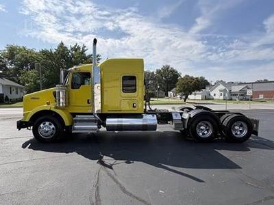 Kenworth T800 Sleeper Semi Truck - Raised Roof Sleeper, Detroit 500HP, 10 Speed Manual