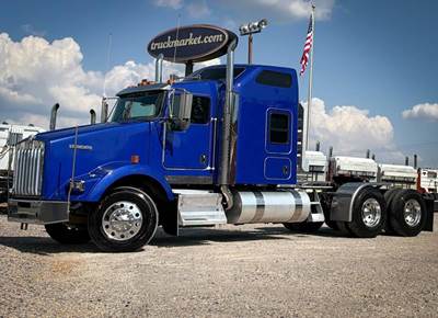 Kenworth T800 Sleeper Semi Truck - Raised Roof Sleeper, Caterpillar 525HP, 13 Speed Manual