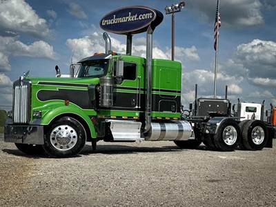 Kenworth W900L Sleeper Semi Truck - Flat Top Sleeper, Caterpillar 550HP, 18 Speed Manual