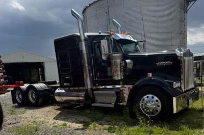 Kenworth W900L Sleeper Semi Truck - Detroit 500HP, 13 Speed Manual