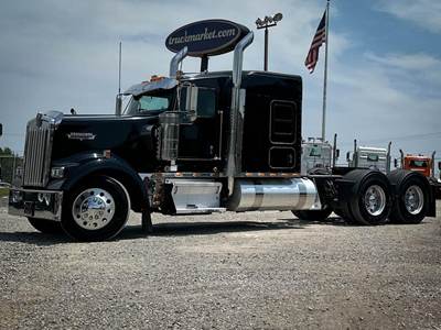 Kenworth W900L Sleeper Semi Truck - Detroit 500HP, 13 Speed Manual