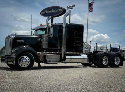 Kenworth W900L Sleeper Semi Truck - Detroit 500HP, 13 Speed Manual
