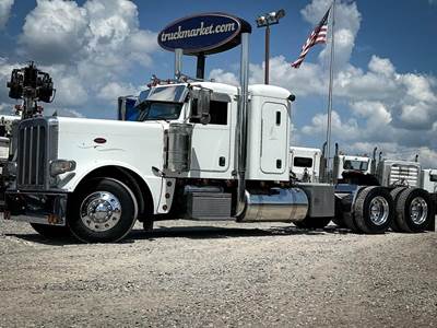 Peterbilt 389 Sleeper Semi Truck - Detroit 500HP, 10 Speed Manual