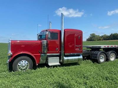 Peterbilt 389 Sleeper Semi Truck - Flat Top Sleeper, Caterpillar 550HP, 18 Speed Manual
