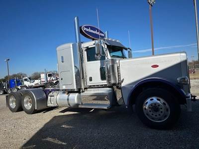 Peterbilt 389 Sleeper Semi Truck - Flat Top Sleeper, Cummins 565HP, 18 Speed Manual