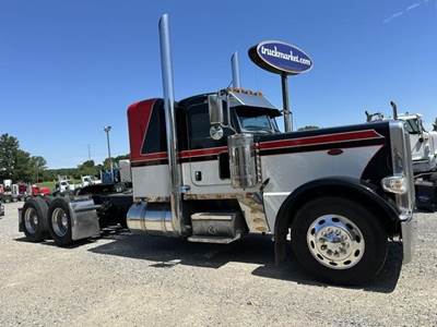 Peterbilt 389 Sleeper Semi Truck - Flat Top Sleeper, Detroit 500HP, 13 Speed Manual