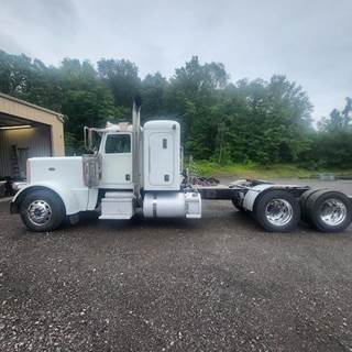 Peterbilt 389 Sleeper Semi Truck - Flat Top Sleeper, Detroit 500HP, 10 Speed Manual